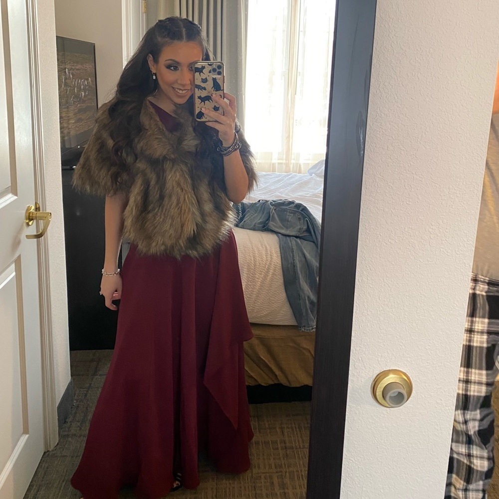 DAVID’S BRIDAL ONE SHOULDER BURGUNDY BRIDESMAID/GUEST DRESS WITH FUR SHAWL